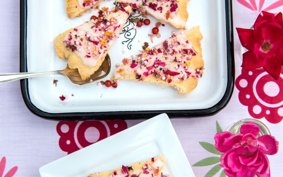 SHORTBREAD WITH PINK GRAPEFRUIT ICING